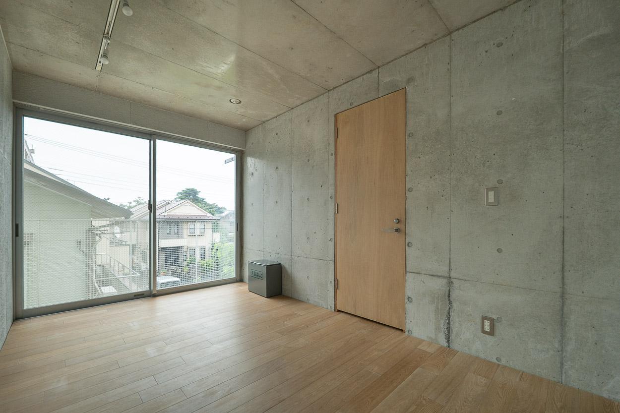三鷹市下連雀の賃貸物件/東側にはコンパクトなバルコニーがついています