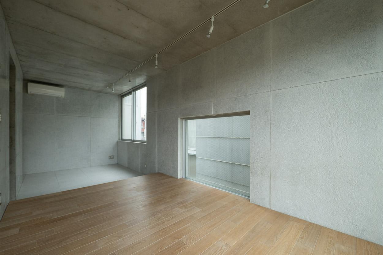 三鷹市下連雀の賃貸物件/やわらかな自然光が部屋に差し込む