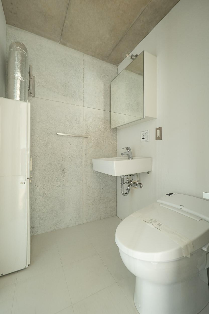三鷹市下連雀の賃貸物件/ウォシュレット付きトイレと洗面台