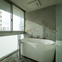 武蔵野市西久保の賃貸物件/無機質な浴室