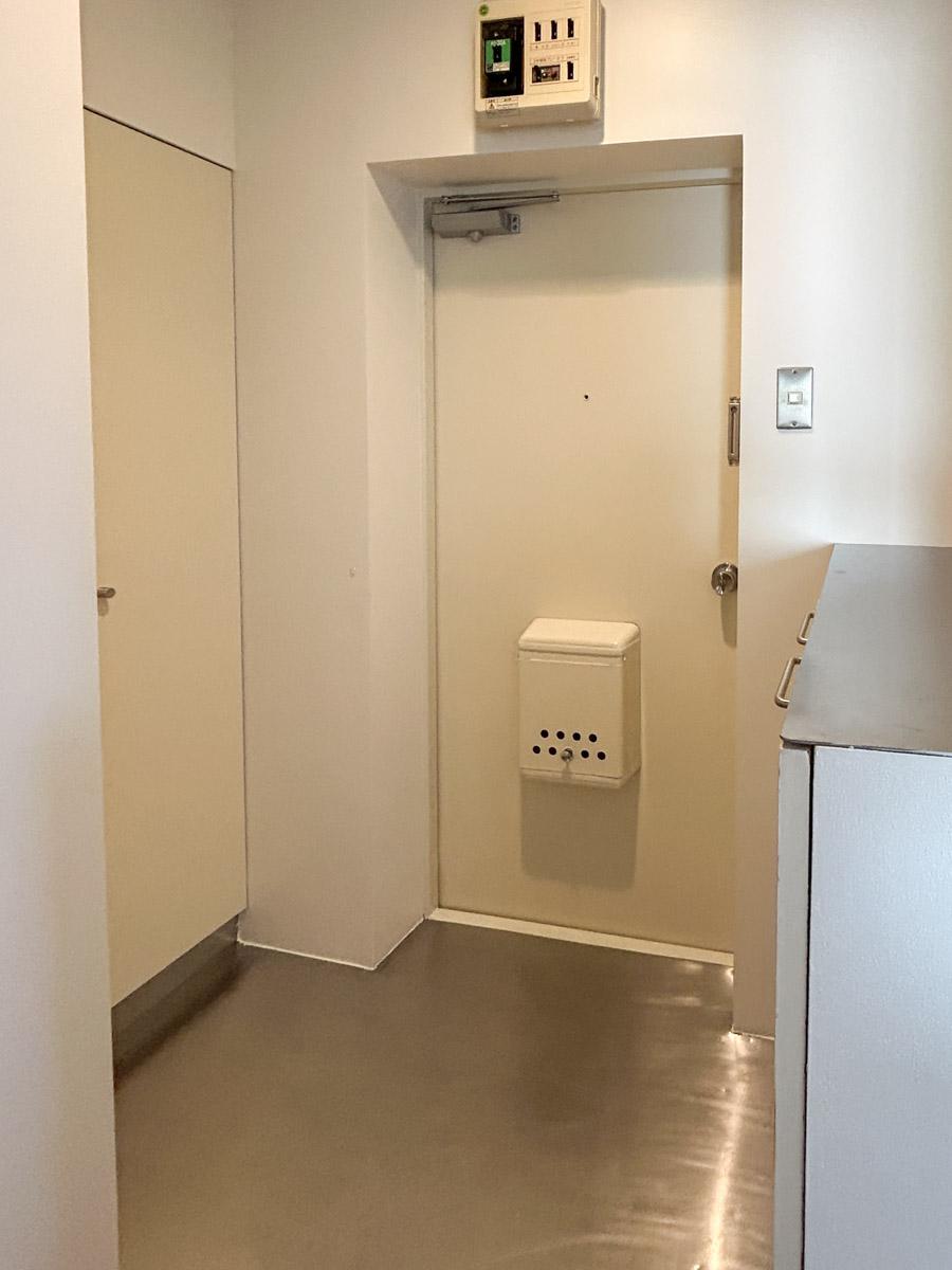 大田区田園調布本町の賃貸物件/玄関。床もメタル