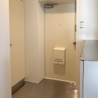 大田区田園調布本町の賃貸物件/玄関。床もメタル