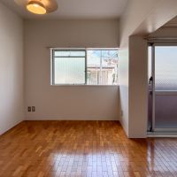 大田区田園調布本町の賃貸物件/室内別角度から。窓の先は道路です