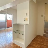 大田区田園調布本町の賃貸物件/キッチン横に小ぶりなラックがついています