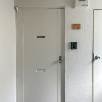 中野区弥生町の賃貸物件/玄関。レトロな味わい
