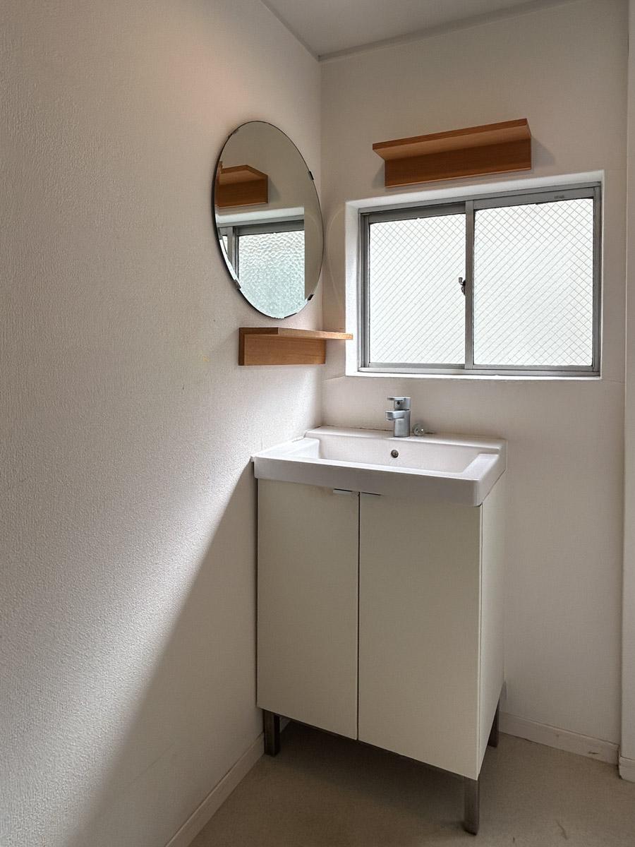 中野区弥生町の賃貸物件/洗面台。トイレと同じスペースに配置されています