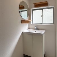 中野区弥生町の賃貸物件/洗面台。トイレと同じスペースに配置されています