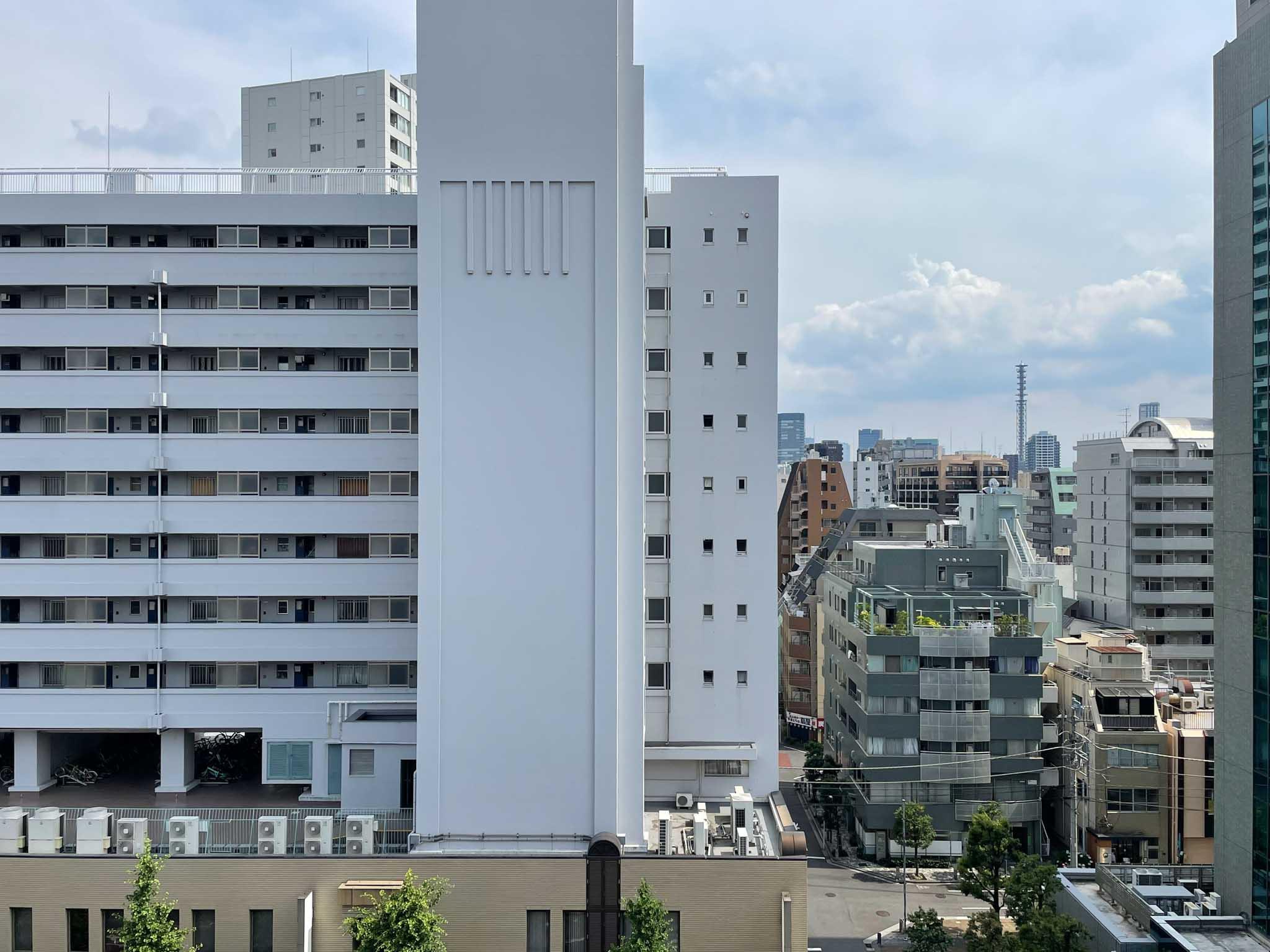 文京区関口の賃貸物件/ベランダからの眺望。抜けているほどではありませんが、空は見えます