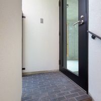 東京都目黒区上目黒の賃貸物件/こちらから室内へ。左側には屋上へと続く階段