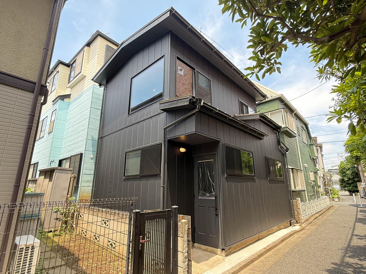世田谷区上北沢の賃貸物件/外観。古い民家だった建物がガルバリウムで包まれ、スタイリッシュな姿に生まれ変わり