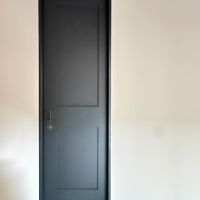 世田谷区上北沢の賃貸物件/細長い扉の先にトイレ