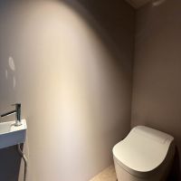 世田谷区上北沢の賃貸物件/すっきりと美しいつくりのトイレ
