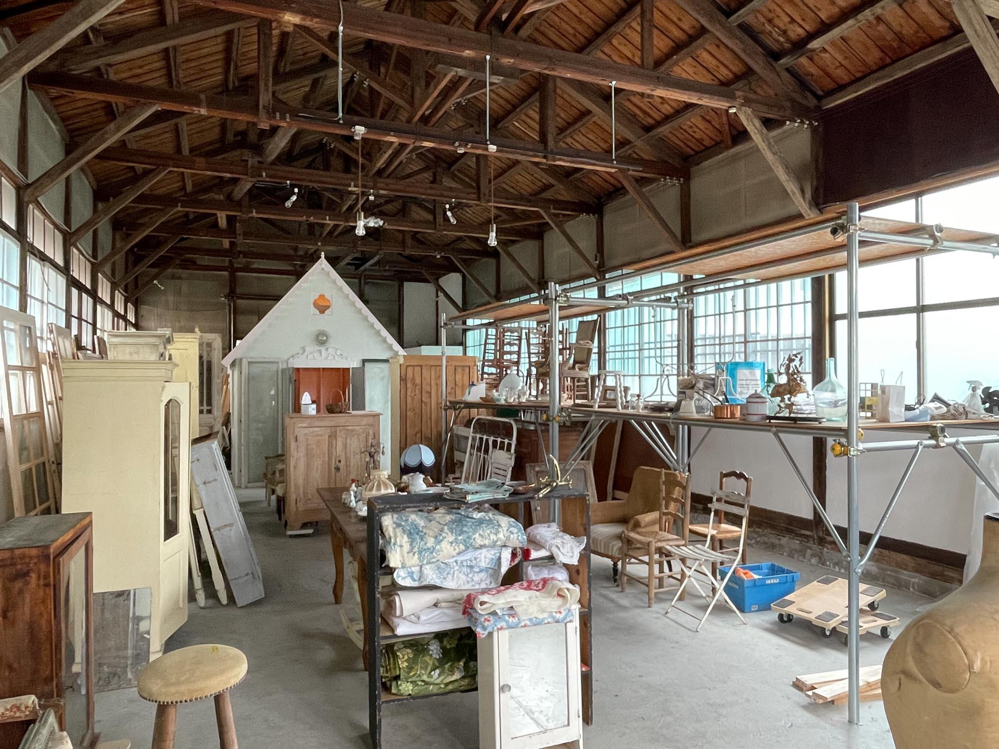 八王子市千人町の賃貸物件/天井は最高で約3.9mの大空間。現在はアンティークショップです