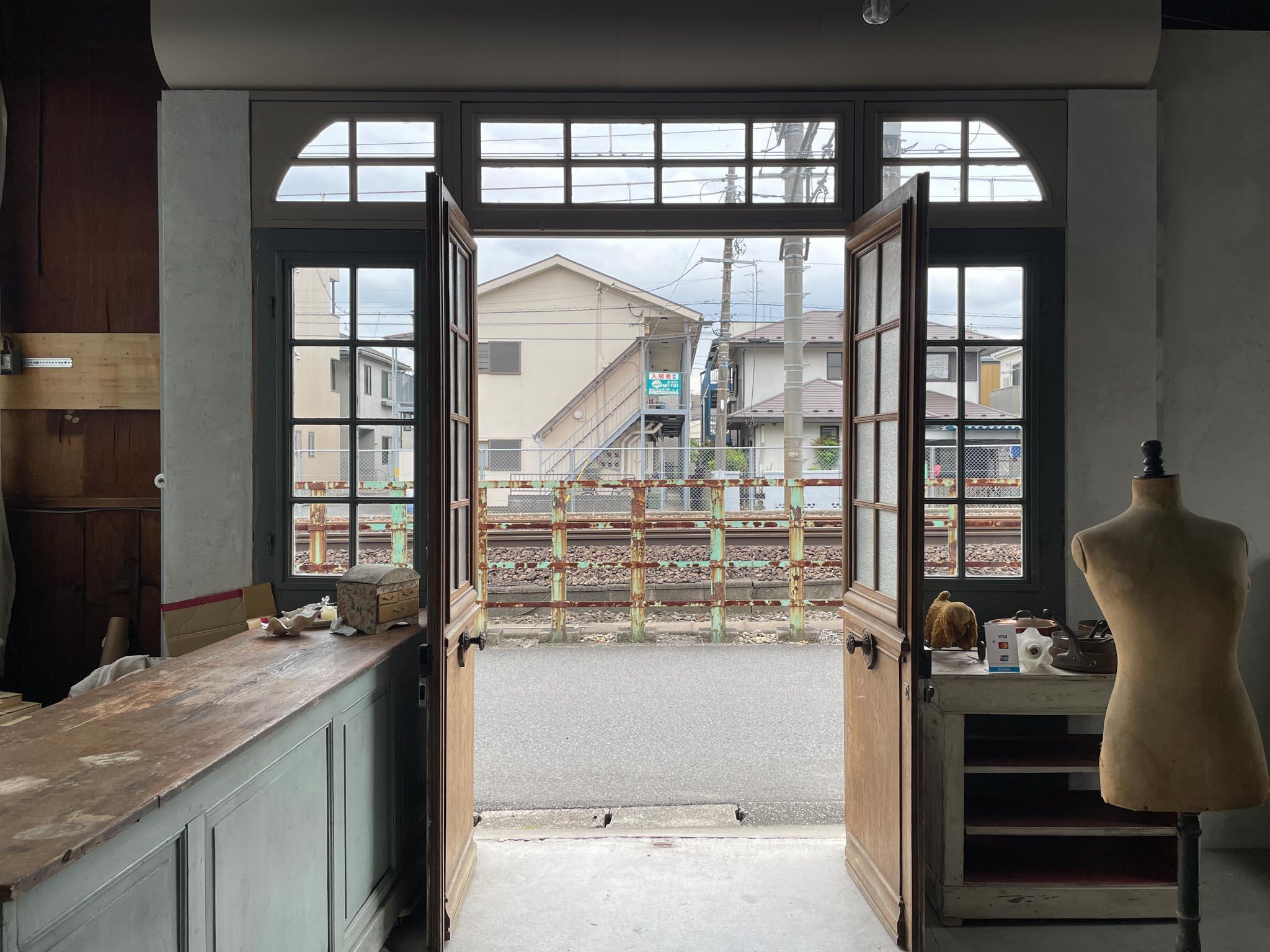 八王子市千人町の賃貸物件/室内からは、すぐそばを走る線路の風景が見えます