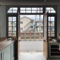 八王子市千人町の賃貸物件/室内からは、すぐそばを走る線路の風景が見えます