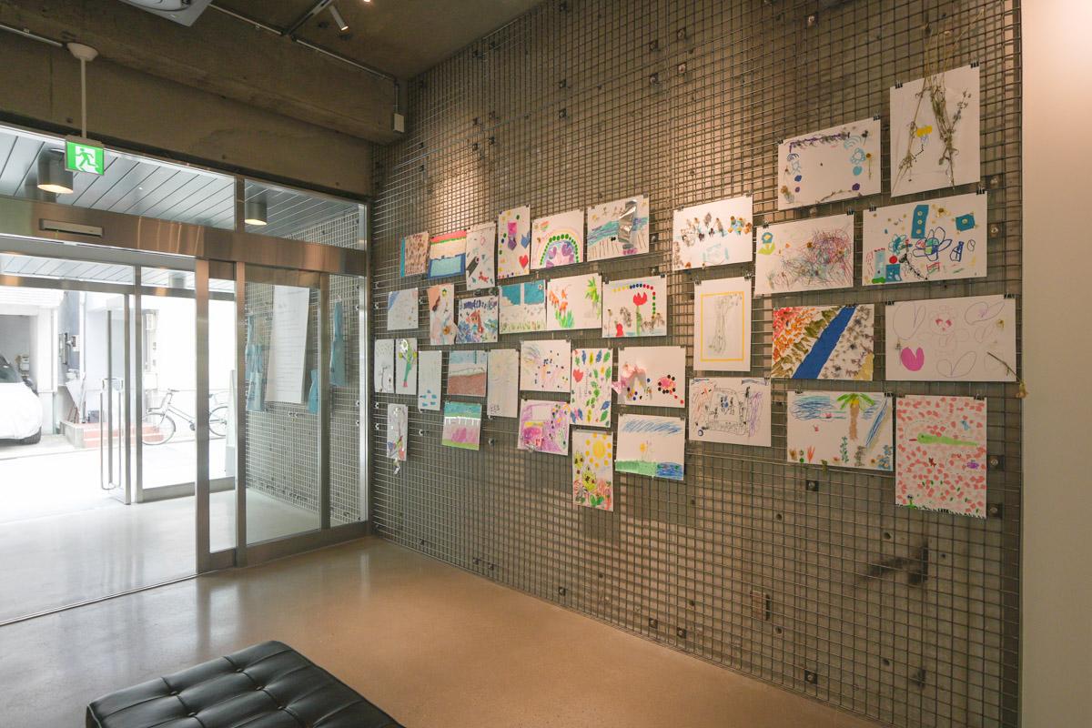 世田谷区池尻の賃貸物件/エントランスのギャラリースペース。入居者が事業のポートレートや作品展示をすることも可能（予約制、無料）