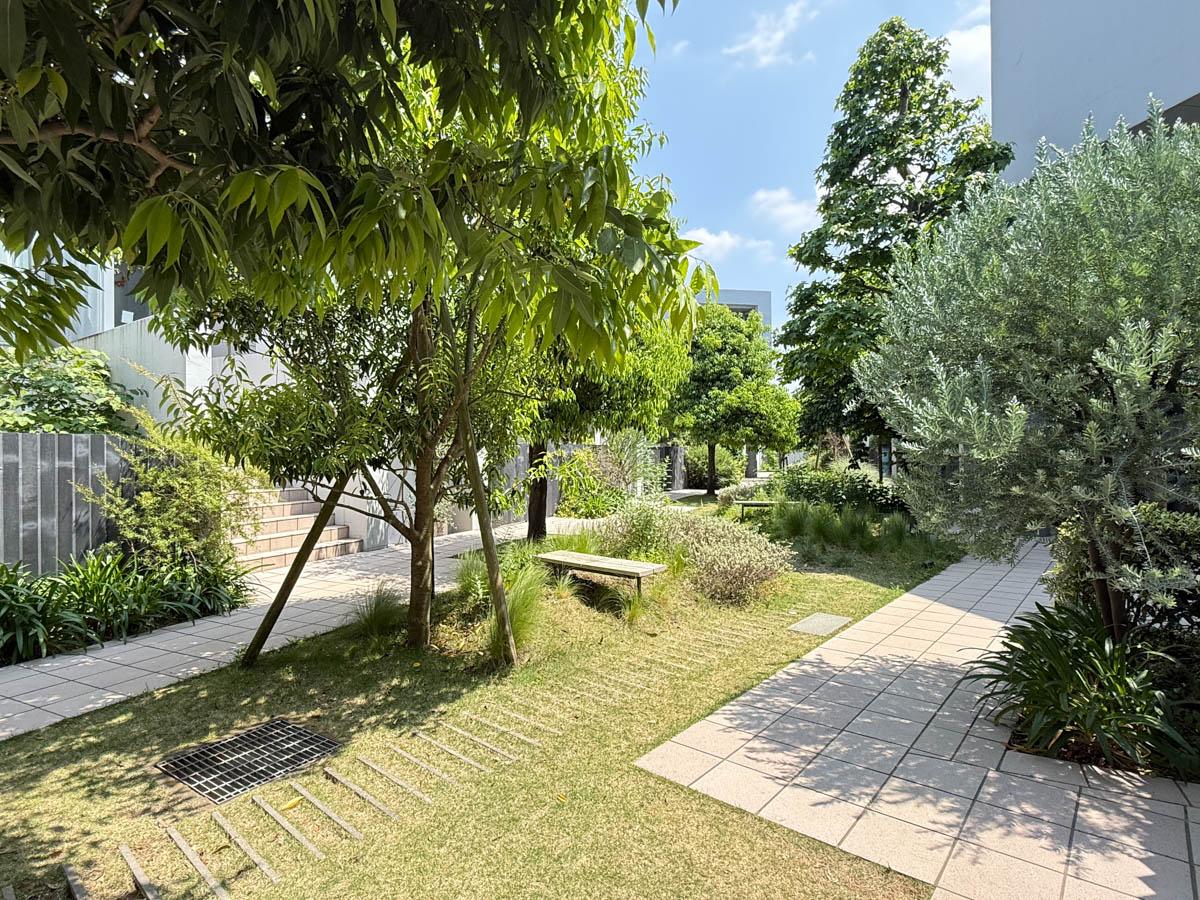 世田谷区砧の賃貸物件/きれいに管理された敷地内の植栽たち。この中庭を通り抜けて家から出かける