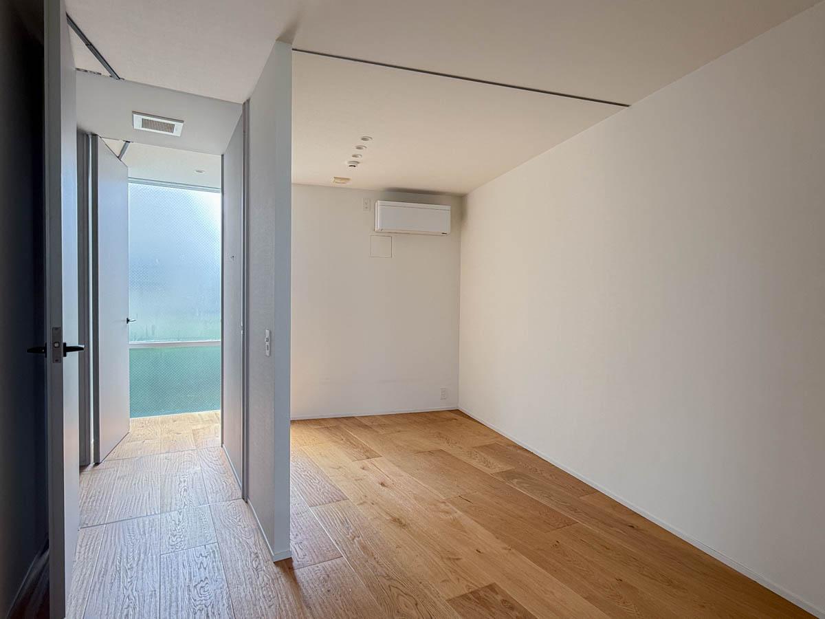 世田谷区砧の賃貸物件/2階の寝室。カーテンで2部屋に区切ることもできる