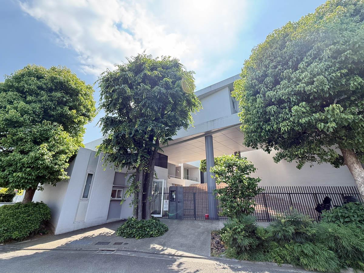 世田谷区砧の賃貸物件/ダイナミックなアーチが建物のエントランス。オートロックもついていて、セキュリティも安心