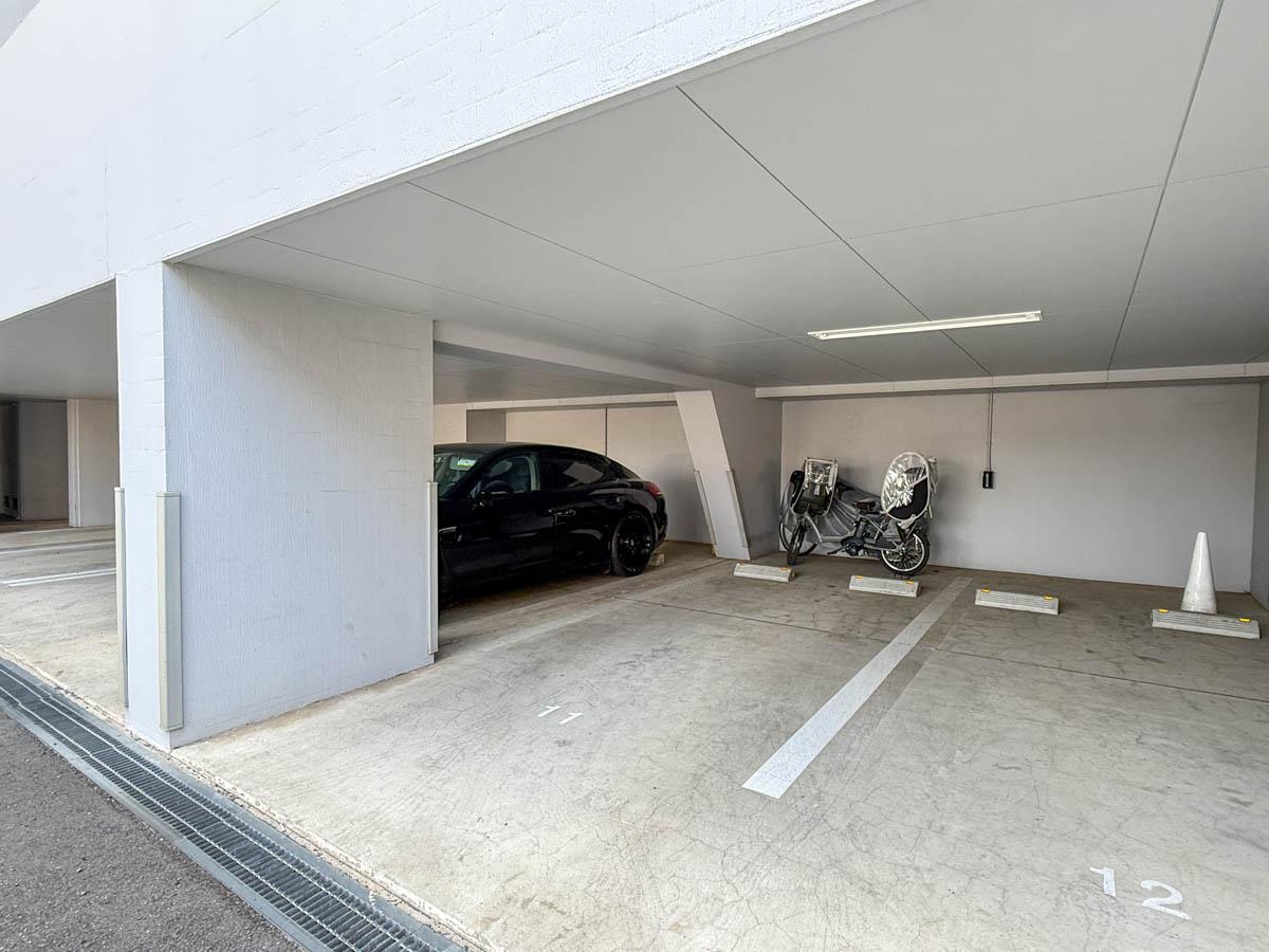 世田谷区砧の賃貸物件/屋根付き駐車場が1台分ついてきます。電気自動車の充電も可能です
