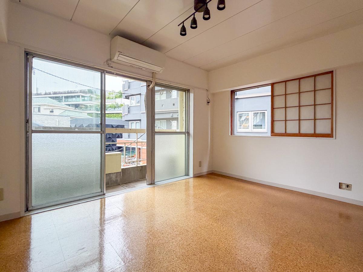 東京都渋谷区の賃貸物件/奥の洋室は窓面が広く陽当たり良好