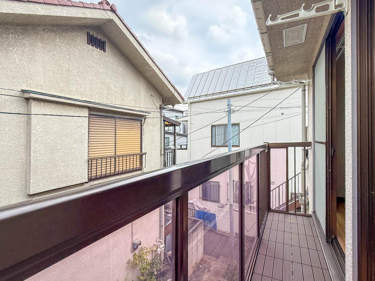 品川区平塚の賃貸物件/バルコニーは東向き。人口木のデッキ材を敷いてきれいに整えています