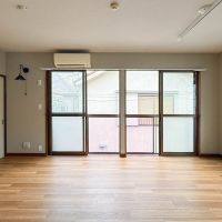 品川区平塚の賃貸物件/窓が多いリビング
