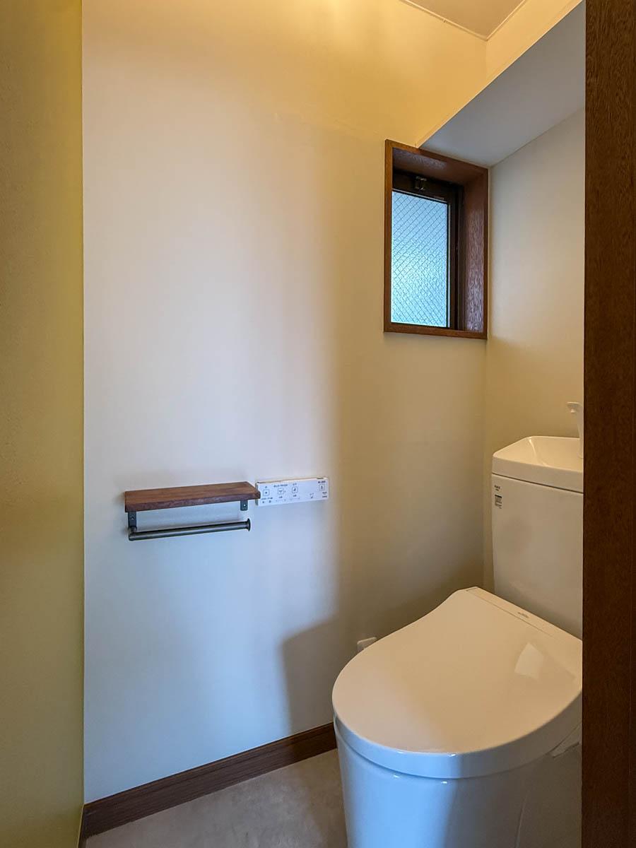 品川区平塚の賃貸物件/トイレの壁は一面がカラシ色に