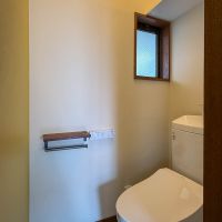 品川区平塚の賃貸物件/トイレの壁は一面がカラシ色に