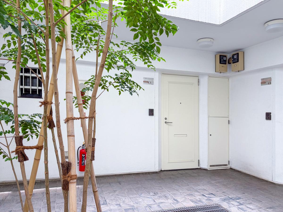 東京都渋谷区神泉町の賃貸物件/エントランスから突き当たり、南東向きの角部屋です
