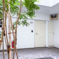 東京都渋谷区神泉町の賃貸物件/エントランスから突き当たり、南東向きの角部屋です