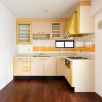 東京都渋谷区神泉町の賃貸物件/キッチンはL字で広々。鮮やかなレモンイエローが心地良い