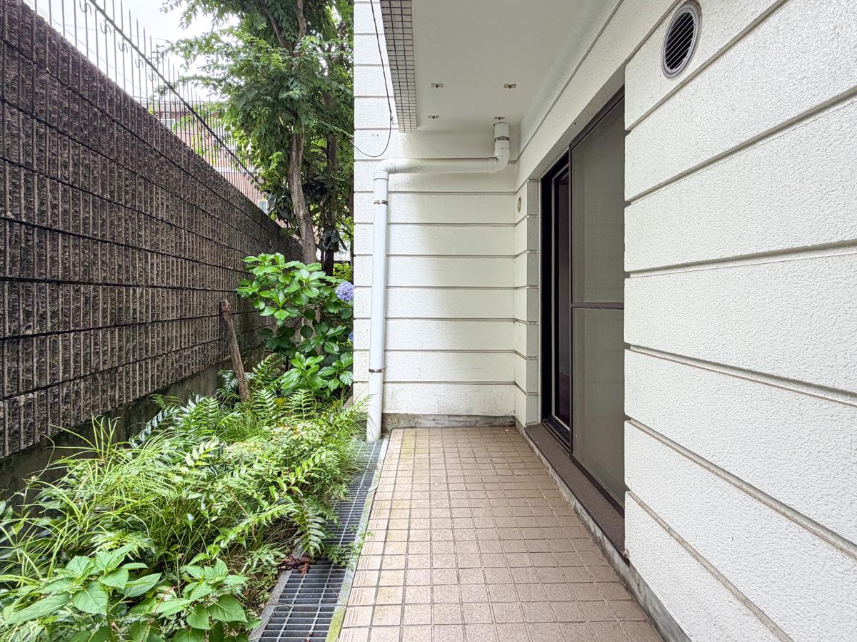 東京都渋谷区神泉町の賃貸物件/キッチン側の庭