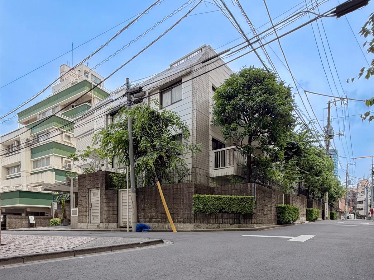 東京都渋谷区神泉町の賃貸物件/外観はワサっとした木々が印象的