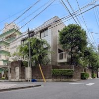 東京都渋谷区神泉町の賃貸物件/外観はワサっとした木々が印象的