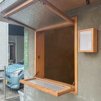 荒川区西尾久の賃貸物件/外にひらく木製サッシの小窓がついています。時間帯によっては、テイクアウトもできそうな感じ