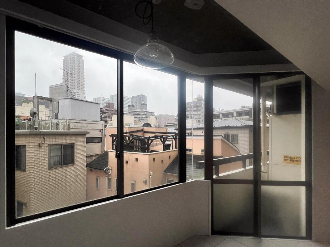港区赤坂の賃貸物件/窓からの景色。低層階だが空が広く、抜けがある