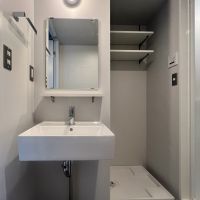 港区赤坂の賃貸物件/洗面所。水回りも今回のリノベーションで全て新しく交換済み