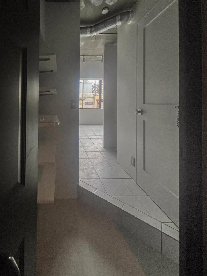 港区赤坂の賃貸物件/玄関入ってすぐの光景。レトロなマンションの雰囲気とギャップののある、真っ白な空間