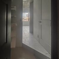 港区赤坂の賃貸物件/玄関入ってすぐの光景。レトロなマンションの雰囲気とギャップののある、真っ白な空間