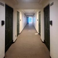 港区赤坂の賃貸物件/緑のレトロなドアが並ぶ共用廊下。置き配もできるみたいです