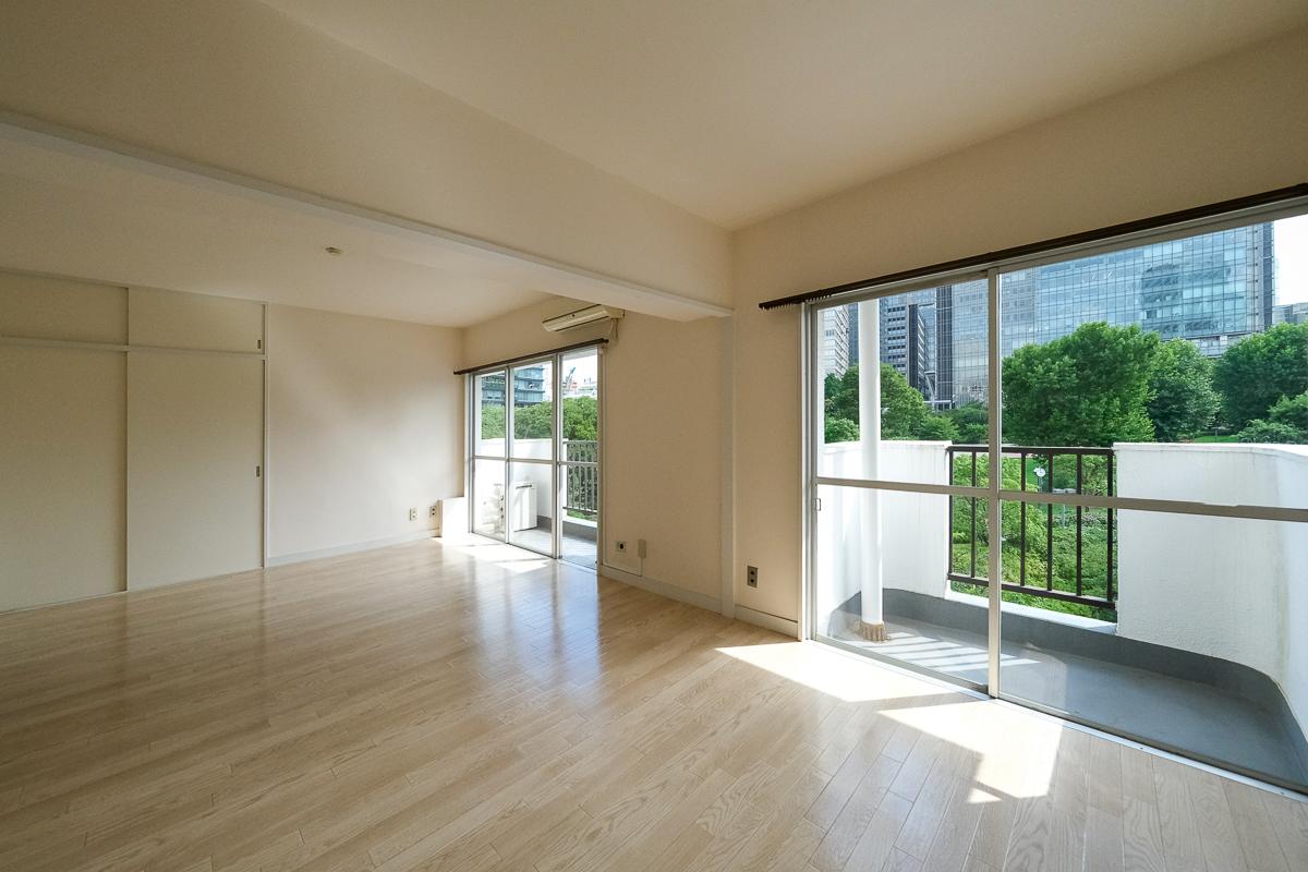港区赤坂の賃貸物件/檜町公園と東京ミッドタウンが窓外に広がる部屋
