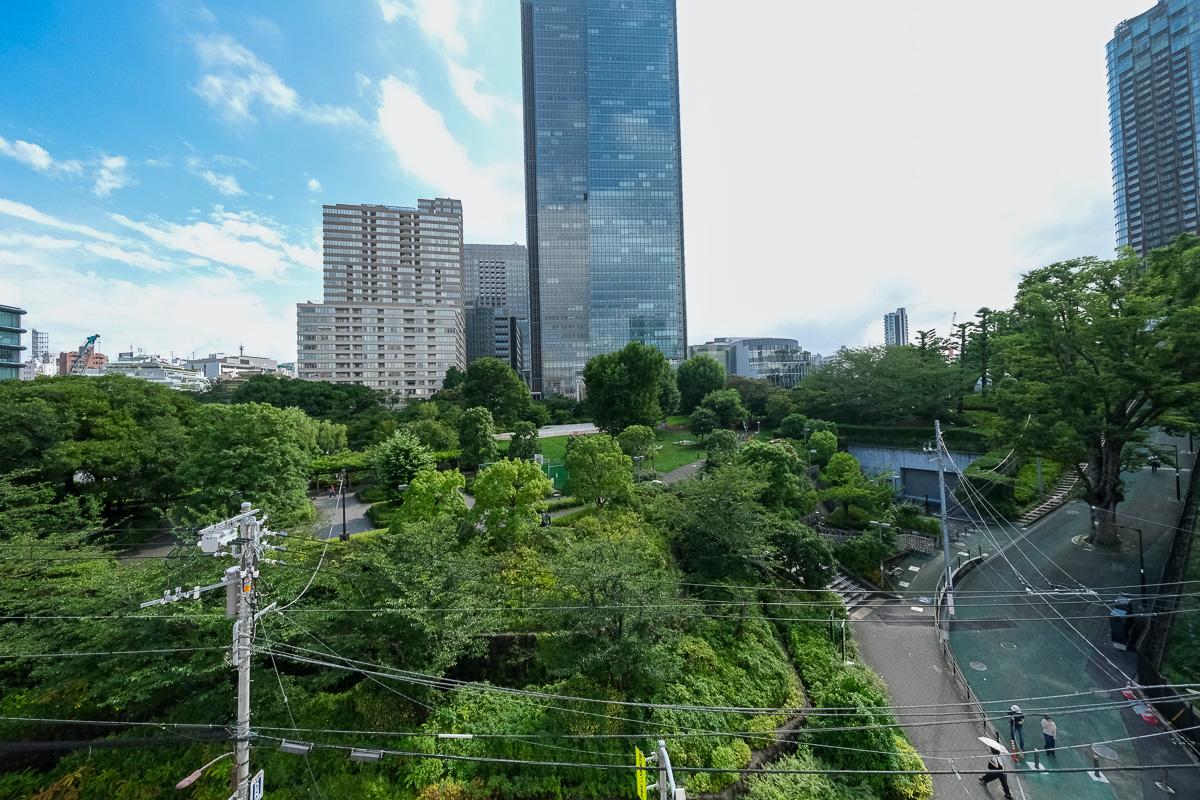 港区赤坂の賃貸物件/窓からの景色。道路を一本挟んですぐに公園