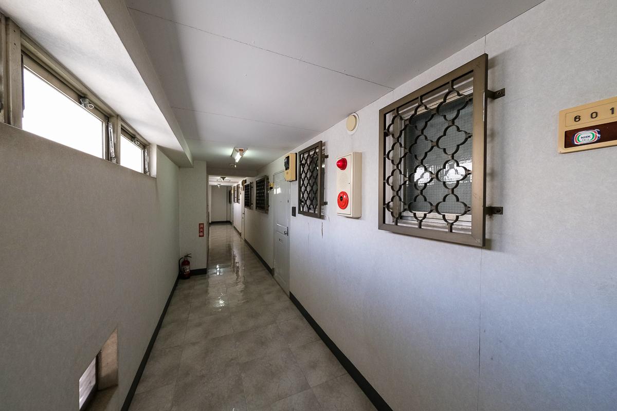 港区赤坂の賃貸物件/だいぶ年季の入った共用部