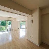 港区赤坂の賃貸物件/玄関を入ると緑が目に飛び込んでくる
