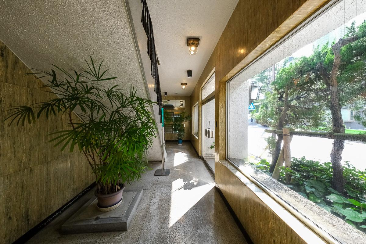 港区赤坂の賃貸物件/エントランスはよく光が入って気持ち良い
