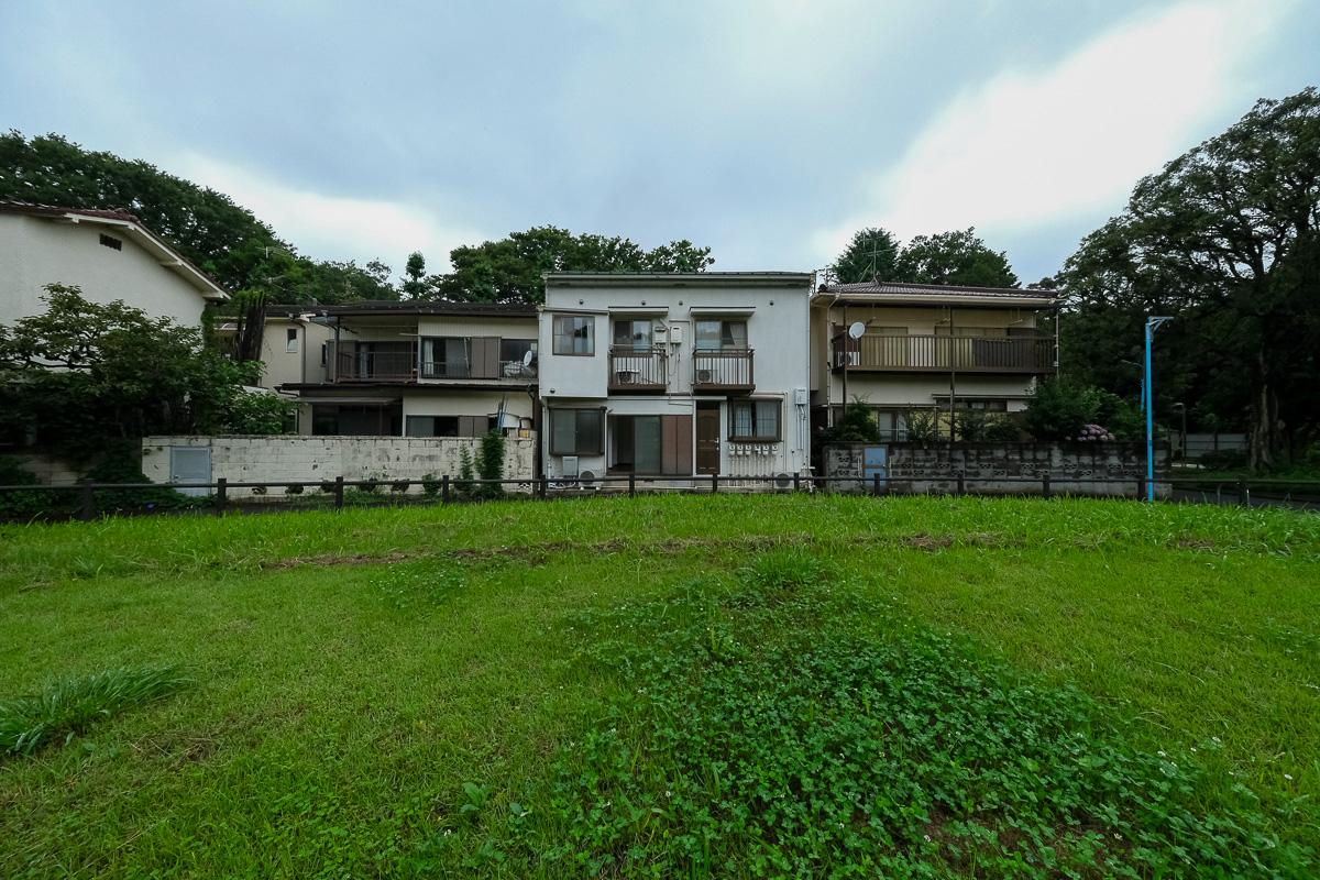杉並区堀ノ内の賃貸物件/川沿いから見た物件。中央の白いアパート