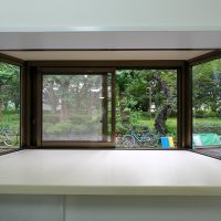 杉並区堀ノ内の賃貸物件/キッチンの出窓からも公園の緑