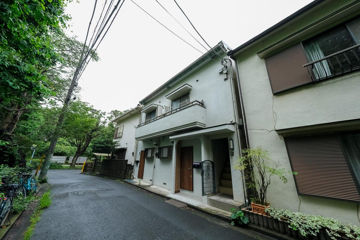 杉並区堀ノ内の賃貸物件/外観。古い木造アパートですが、きれいに手入れされています