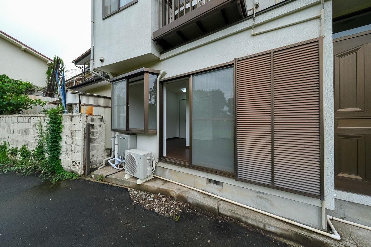 杉並区堀ノ内の賃貸物件/掃き出し窓のすぐ外は遊歩道